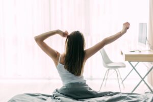 Tidur yang cukup (7–9 jam) adalah kunci menjaga tubuh tetap sehat, karena tidur berkualitas memperkuat sistem kekebalan.