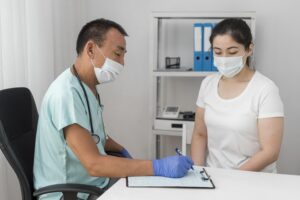 Gambar: Dokter menjelaskan hasil pemeriksaan laboratorium kepada pasien dengan pendekatan bahasa ibu. Penjelasan lisan yang sederhana membantu pasien memahami arti angka dalam hasil lab.